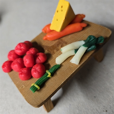 roede-tomater-trekantet-ostestykke-porrer-asparges-groensager-til-dukkehus-koekkenet-genbrugs-legetoej