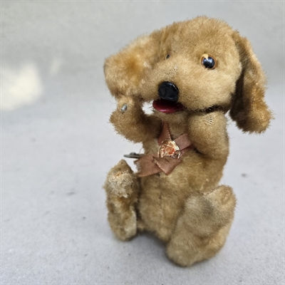 siddende-plyshund-brun-roed-tunge-Victor-mekanisk-japansk-TN--noegleoptraek-vintage-legetoej-