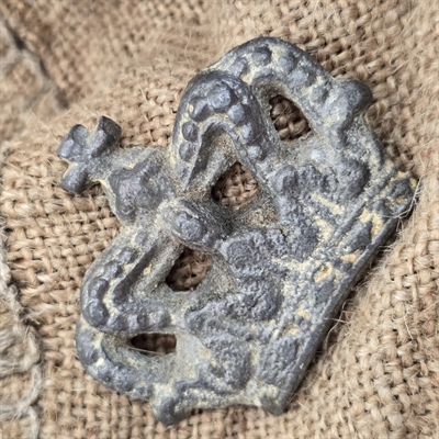 krone-tinfarvet-metalkrone-kongekrone-gammel