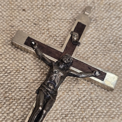 jesus-paa-korset-metal-indlagt-trae-gammelt-kors-italiensk
