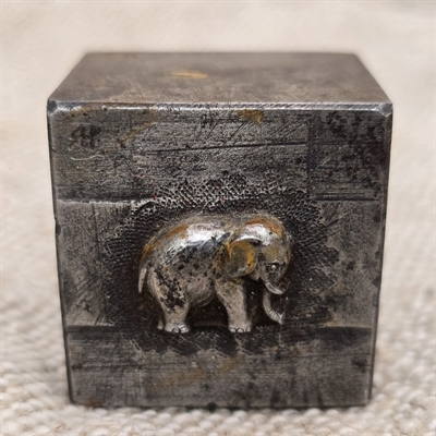 elefant-paa-metalklods-form-klods-gammel-figur