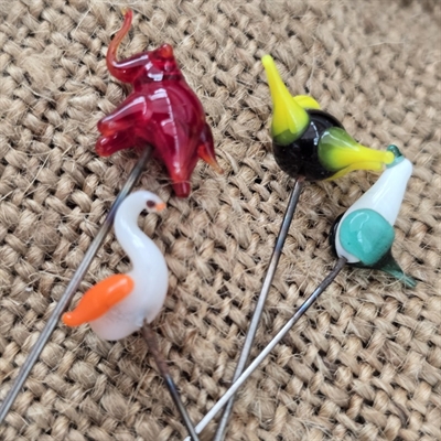 roed-elefant-orange-hvid-fugl-groen-hvid-fugl-gul-groen-fugl-gamle-glas-nipsenaale
