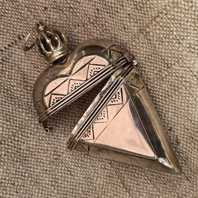 hovedvandsaeg-hjerteformet-forsoelvet-vintage-beholder-metal