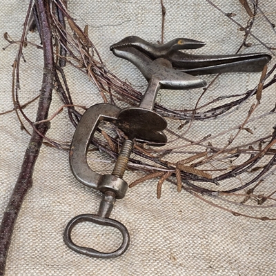 syskrue-broderifugl-jern-sewing-bird-old-antik-sytilbehoer