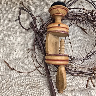 naalepude-paa-skruetvinge-lyst-trae-roed-decoration-gammelt-sytilbehoer