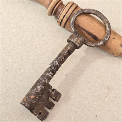 jernnoegle-antik-noegle-stor-patineret