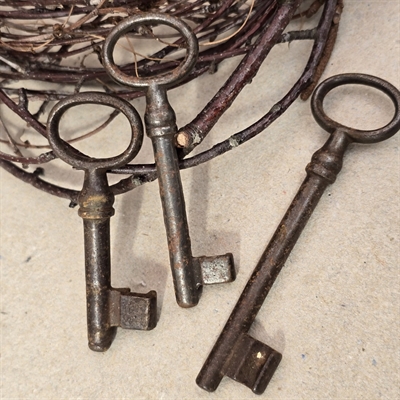 jernnoegler-gamle-skabs-noegler