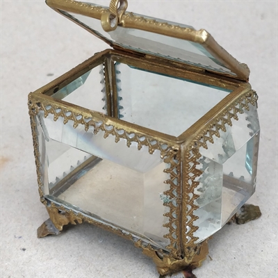 facetslebet glas æske messing kanter ben vintage fransk beholder