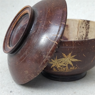 brun-poleret-kokosæske-låg-gulddekoration-gammel-æske