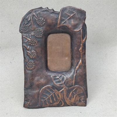 blomsterdekoreret-præget-kobberramme-fotoramme-gammel-svensk-billedramme