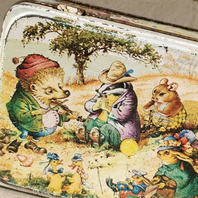 pindsvin-tøj-violin-grævling-itøj-gæs-hare-gammel-metalæske-madpakkedåse.