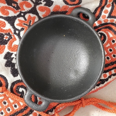 sort-mini-støbejernsgryde-bordsalt-gammel