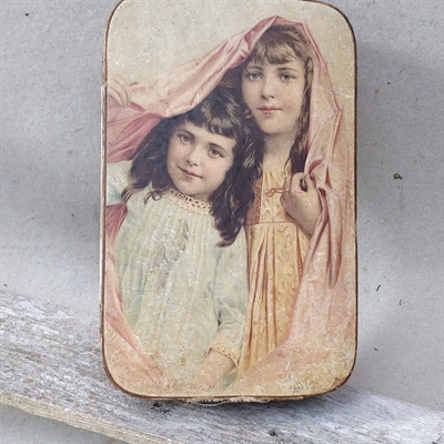 to-piger-under-tørklæde-dekoreret-pap-chokoladeæske-Cadburys-chocolate-oldbox