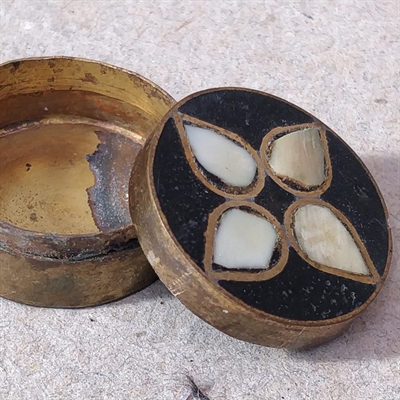 rund-messing-pilleæske-låg-sort-hvidt-mønster-vintageboks