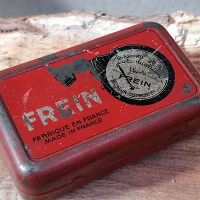 rød-rektangulær-metalæske-Frein-sølv-sort-tekst-fransk-dåse