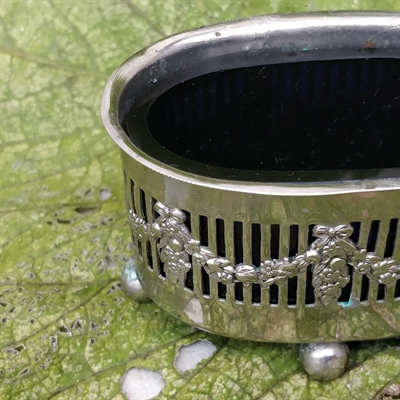 saltkar-ovalt-blå-glasindsats-metalholder-på-ben-gammelt