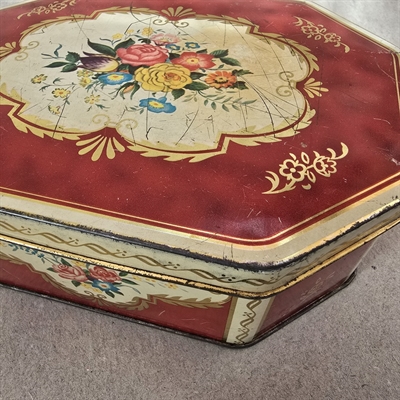 ottekantet-rød-creme-metaldåse-blomstermotiver-vintage-kagedåse
