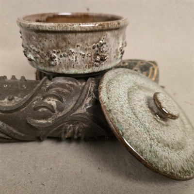 rund-keramik-krukke-låg-grøn-creme-glaseret-Irland