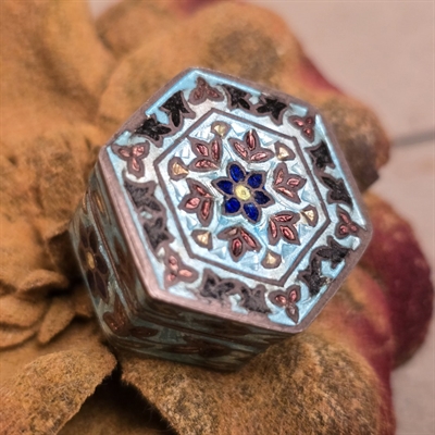 sekskantet-metalæske-closoiné-pilleæske-lyseblå-blåt-rosa-mønster-gammel-emaljeæske