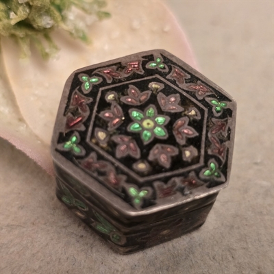 sort-grøn-mørkrosa-emalje-mønster-sekskantet-sølv-pilleæske-gammel-opbevaring