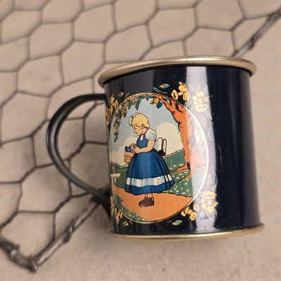 mørkeblå-halvdeciliter-mål-irmapigen-tekst-du-køber-bedst-og-billigst-hvor-den-lille-irmapige-bor-gammelt-målebæger