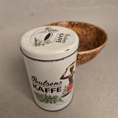 Poulsens-kaffe-mørk-kvinde-med-kaffebønner-i-kurv-hvid-rind-metal-dåse-Slagelse-kafferisteri