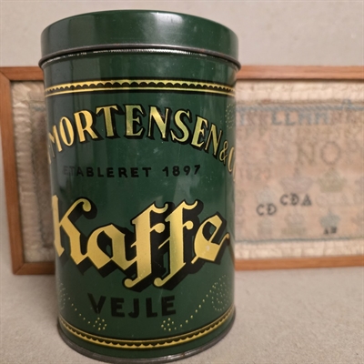 rund-metal-kaffedåse-mørkegrøn-guldtekst-LH-Mortensen-Vejle-kaffedåse-gammel-dåse