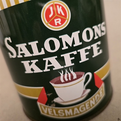 brun-beige-rød-hvid-dåse-rund-metal-kaffedåse-Salomons-kaffe-velsmagende-retro-dåse