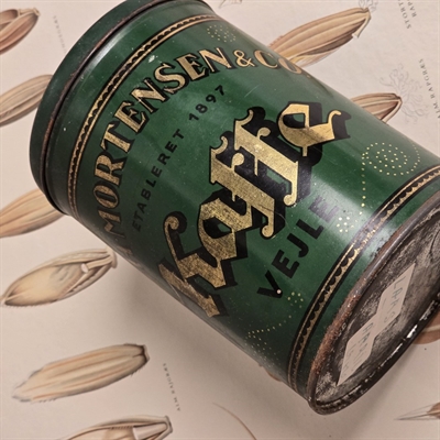 rund-mørkegrøn-metaldåse-guldbogstaver-kaffedåse-Mortensen-Vejle
