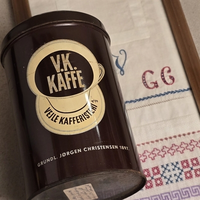 VK-kaffe-brun-rund-metaldåse-creme-tekster-Vejle-kafferisteri-gammel-metaldåse