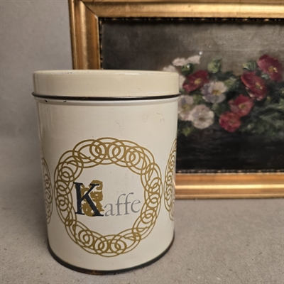 cremefarvet-rund-kaffedåse-guld-grå-dekoreret-kaffekande-vintage-metaldåse.