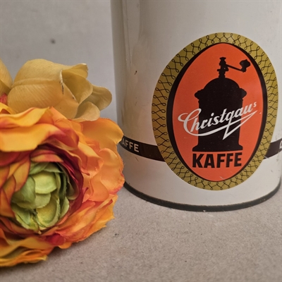 cremefarvet-brun-kaffemølle-dekoration-orange-bagrund-Christgays-kaffe-gammel-metaldåse