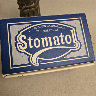 pap-hvid-æske-tekst-blå-Stomatol-tandpasta-tandglas-svensk-vintage