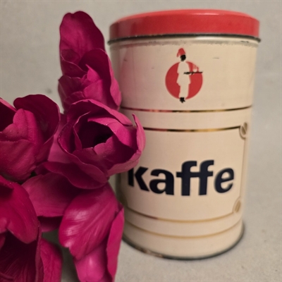 rund-metaldåse-rødt-låg-cremefarvet-guldindramning-sort-tekst-kaffedåse