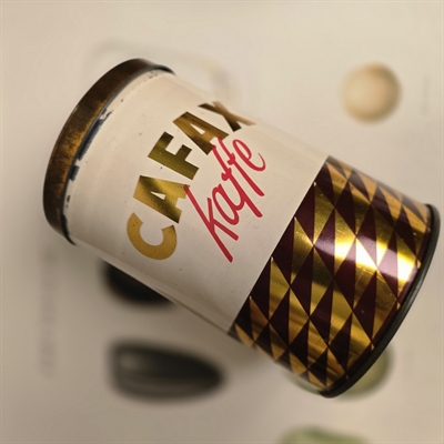 brun-beige-rund-metal-dåse-tekst-guld-rød-Cafax-kaffe-gammel-kaffedåse
