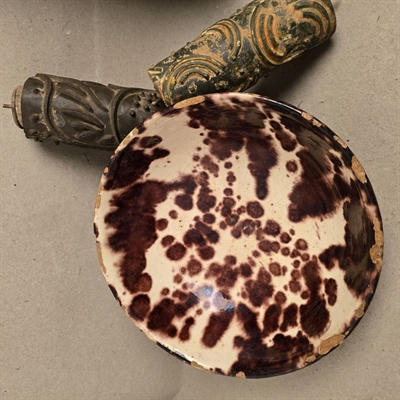 mørkebrun-creme-meleret-glasur-antik-rund-lerskål-keamikskål