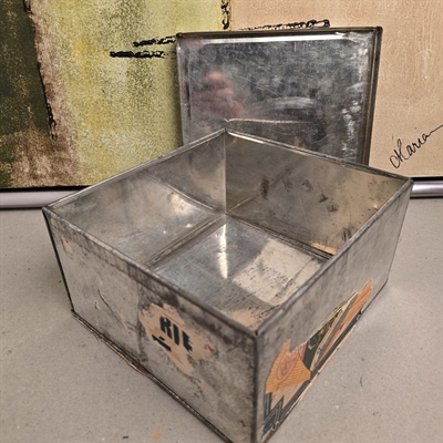 kvadratisk-metalfarvet-metalæske-låg-gammel-fransk-genbrug