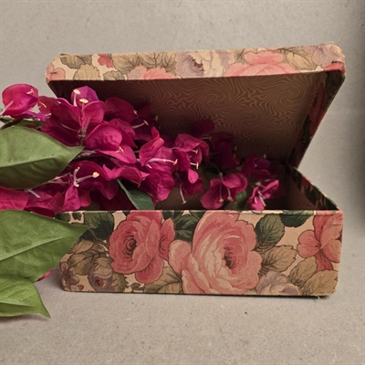 lyserøde-roser-beige-blade-stofæske-låg-Magasin-du-Nord-gammel-opbevaring