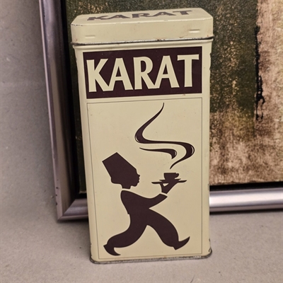 creme-firkantet-kaffedåse-brun-tekst-arabisk-mand-med-kaffekop-dekoration-gammel-dåse