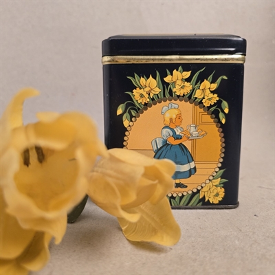 firkantet-blå-metaldåse-låg-dekoration-Irmapigen-påskeliljer-ældre-dåse