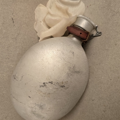 metalfarvet-metalflaske-skruelåg-bløde-former-gammel-drikkedunk-drikkeflaske