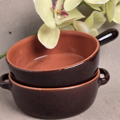 runde-mørkebrune-servering-skåle-orangebrune-indeni-med-håndtag-retroskåle