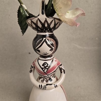 rosa-hvid-brun-glaseret-dame-kurv-paa-hoved-klokke-forneden-Lars-Syberg-keramik-lertoej