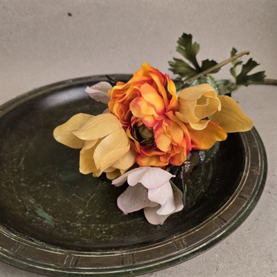 rundt-gammelt-serveringsfad-i-bronze-groen-patinering