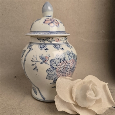 lyseblaa-rosa-dekoration-hvid-krukke-med-laag-kinesisk-inspireret-