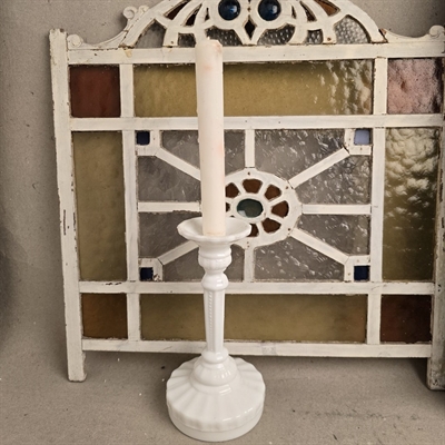 presset-glas-hvid-lysestage-rund-fod-slank-stage-vintage-glasstage