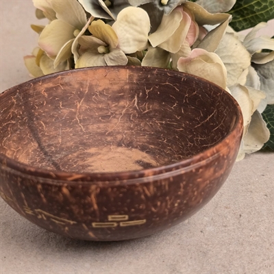 skaal-udskaaret-kokosskal-dekoration-fugle-blomster-gammel-lille-opbevaring