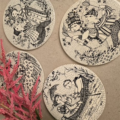 sort-hvide-maanedsdekoration-runde-porcelæns-brikker-Bjoern-Wiinblad-maj-juni-jyli-august-retro