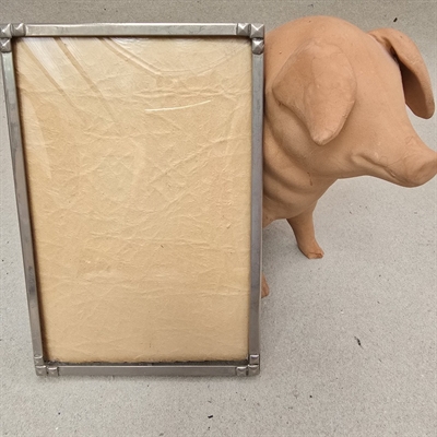 kantet-enkel-soelvfarvet-fotoramme-buet-glas-billedramme