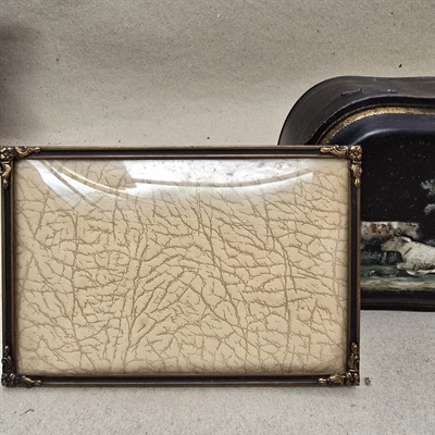 messing-sort-fotoramme-rektangulaer-blomster-dekorerede-hjoerner-buet-glas-billedramme